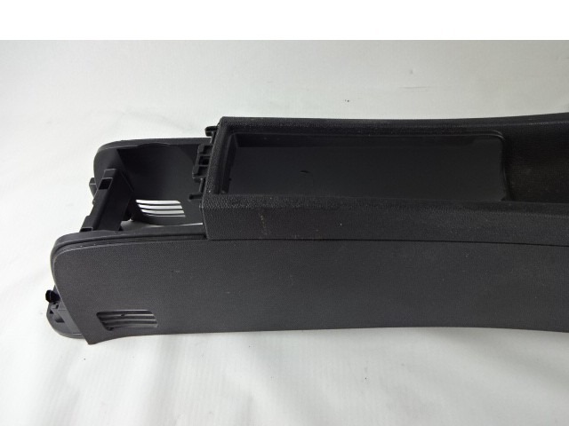 PLASTIKA MED SEDEZI BREZ NASLONJALA ROK OEM N. 13184076 ORIGINAL REZERVNI DEL OPEL CORSA D R S07 (02/2011 - 2014) BENZINA LETNIK 2014