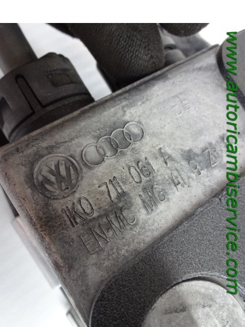MEHANIZEM VZVODA ROCNEGA MENJALNIKA OEM N. 1K0711061A ORIGINAL REZERVNI DEL VOLKSWAGEN GOLF PLUS 5M1 521 MK1 (2004 - 2009) BENZINA LETNIK 2006