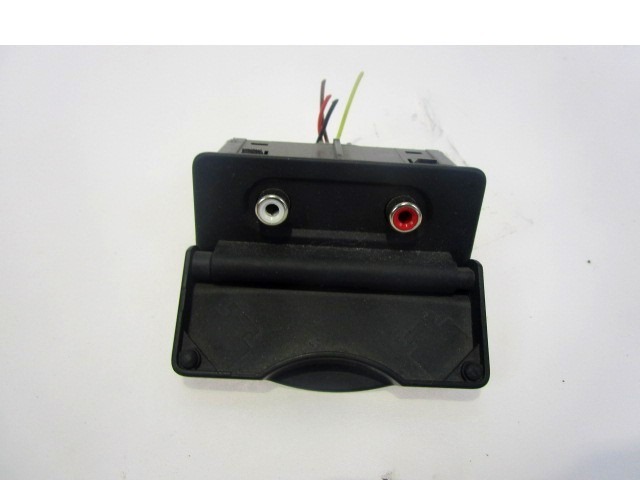 USB / AUX OEM N. 280230001R ORIGINAL REZERVNI DEL RENAULT MEGANE MK3 BZ0/1 B3 DZ0/1 KZ0/1 BER/SPORTOUR/ESTATE (2009 - 2015) BENZINA LETNIK 2010