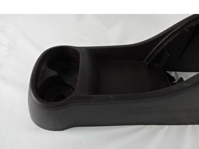 PLASTIKA MED SEDEZI BREZ NASLONJALA ROK OEM N. 735384991 ORIGINAL REZERVNI DEL LANCIA MUSA 350 (2004 - 2007) DIESEL LETNIK 2005