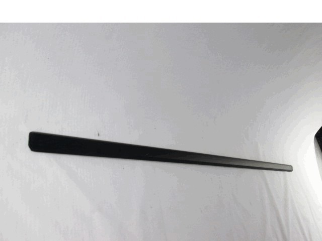 OKRASNE LETVE IN PROFILI SPREDNJIH VRAT OEM N. 2016900462 ORIGINAL REZERVNI DEL MERCEDES CLASSE 190 W201 (1982 - 1993)BENZINA LETNIK 1982