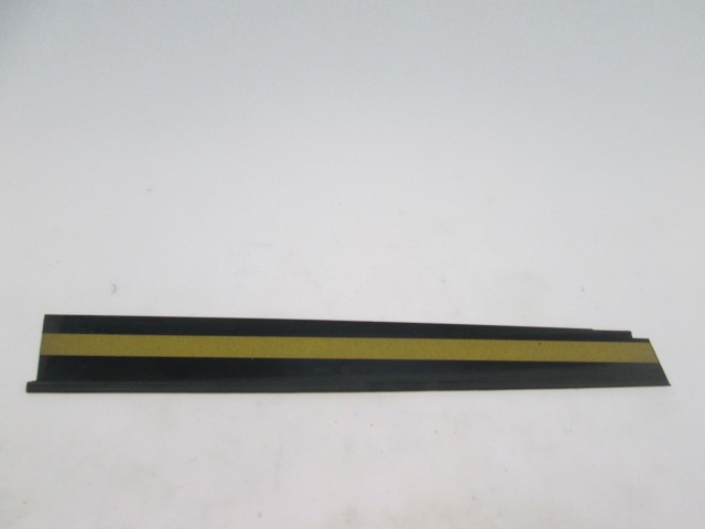 OKRASNE LETVE IN PROFILI SPREDNJIH VRAT OEM N. 5945891 ORIGINAL REZERVNI DEL FIAT RITMO 138 (1978 - 1982)BENZINA LETNIK 1978
