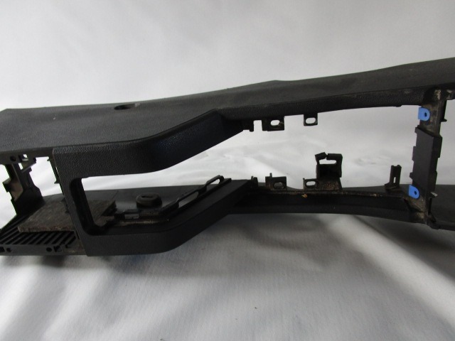 PLASTIKA MED SEDEZI BREZ NASLONJALA ROK OEM N. 13186362 ORIGINAL REZERVNI DEL OPEL ASTRA H A04 L48,L08,L35,L67 5P/3P/SW (2004 - 2007) DIESEL LETNIK 2006