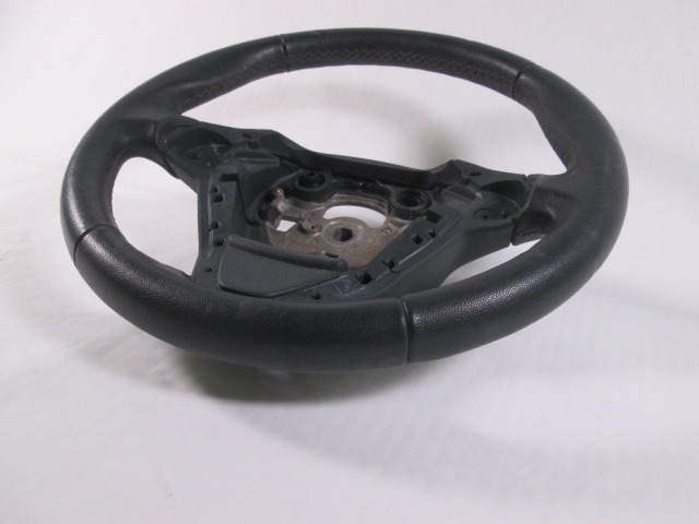 VOLAN OEM N. 8A613600 ORIGINAL REZERVNI DEL FORD FIESTA CB1 CNN MK6 (09/2008 - 11/2012) BENZINA LETNIK 2010