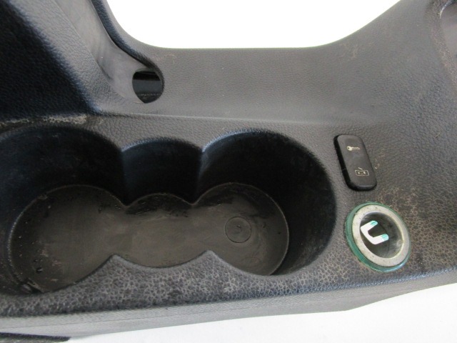 PLASTIKA MED SEDEZI BREZ NASLONJALA ROK OEM N. 1Z1863241 ORIGINAL REZERVNI DEL SKODA OCTAVIA MK2 1Z3 MK2 BER/SW (2004 - 2008)DIESEL LETNIK 2005