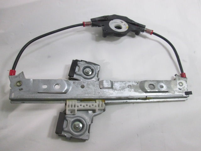 MEHANIZEM ZA ZADNJA VRATA  OEM N. 8A61A27000 ORIGINAL REZERVNI DEL FORD FIESTA CB1 CNN MK6 (09/2008 - 11/2012) BENZINA LETNIK 2010