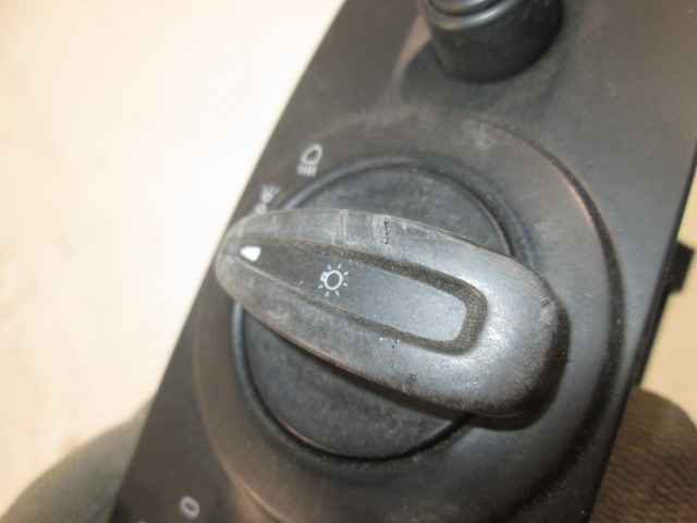 GLAVNO STIKALO LUCI OEM N. 8A6T13A024BB ORIGINAL REZERVNI DEL FORD FIESTA CB1 CNN MK6 (09/2008 - 11/2012) BENZINA LETNIK 2010