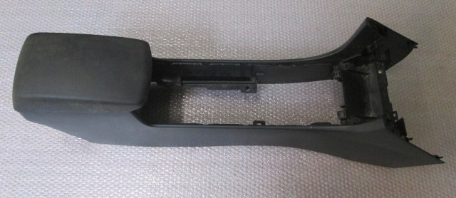 NASLON ZA ROKE/SREDINSKA KONZOLA OEM N. BP4K64428 ORIGINAL REZERVNI DEL MAZDA 3 MK1 BK (2003 - 2009)DIESEL LETNIK 2005