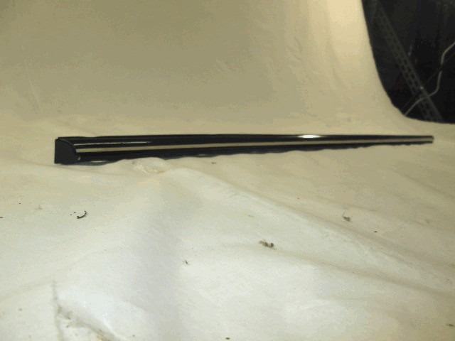 ZUNANJI PROFILI IN LETVE SPREDAJ LEVO OEM N. 1148800182 ORIGINAL REZERVNI DEL MERCEDES W114 W115 (1968 - 1976)BENZINA LETNIK 1972