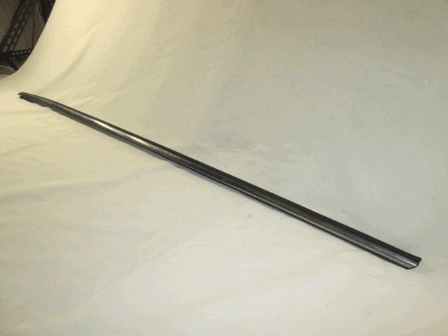 OKRASNE LETVE IN PROFILI SPREDNJIH VRAT OEM N. 1148800282 ORIGINAL REZERVNI DEL MERCEDES W114 W115 (1968 - 1976)BENZINA LETNIK 1972