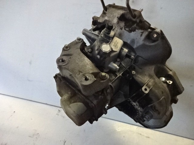 ROCNI MENJALNIK OEM N. 55565177 ORIGINAL REZERVNI DEL OPEL CORSA D S07 (2006 - 2011) BENZINA LETNIK 2007