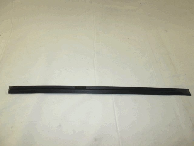 OKRASNE LETVE IN PROFILI SPREDNJIH VRAT OEM N.  ORIGINAL REZERVNI DEL FIAT 127 (1971 - 1987)BENZINA LETNIK 1977