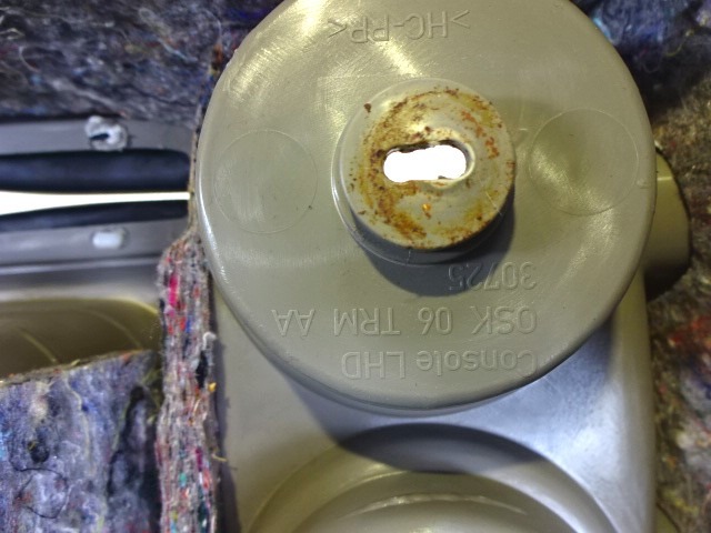 PLASTIKA MED SEDEZI BREZ NASLONJALA ROK OEM N. 0SK06TRMAA 0QS92RC3AB ORIGINAL REZERVNI DEL CHRYSLER VOYAGER/GRAN VOYAGER RG RS MK4 (2001 - 2007) DIESEL LETNIK 2001