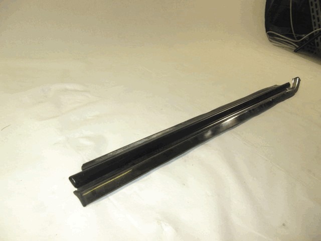 OKRASNE LETVE IN PROFILI SPREDNJIH VRAT OEM N.  ORIGINAL REZERVNI DEL FIAT REGATA 138 (1983 -1986)BENZINA LETNIK 1985
