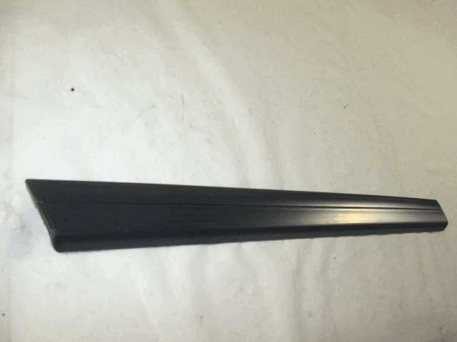 ZUNANJI PROFILI IN LETVE OEM N. 2016901062 ORIGINAL REZERVNI DEL MERCEDES CLASSE 190 W201 (1982 - 1993)BENZINA LETNIK 1982