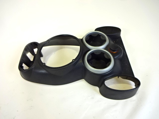 PLASTIKA MED SEDEZI BREZ NASLONJALA ROK OEM N. 51167147186 ORIGINAL REZERVNI DEL MINI ONE / COOPER / COOPER S R50 R52 R53 (2001-2006) BENZINA LETNIK 2004