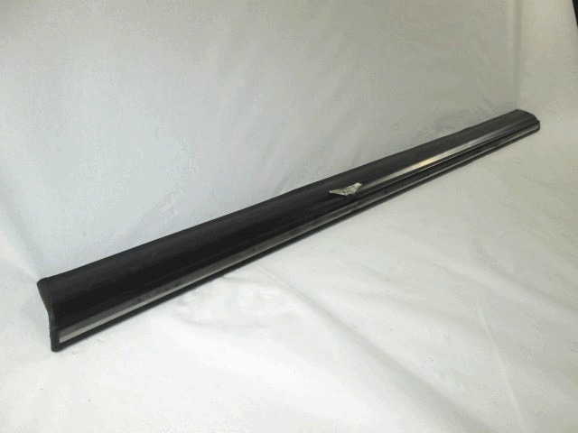 OKRASNE LETVE IN PROFILI SPREDNJIH VRAT OEM N.  ORIGINAL REZERVNI DEL MERCEDES CLASSE W123 S123 (1976 - 1985)BENZINA LETNIK 1980