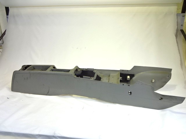 PLASTIKA MED SEDEZI BREZ NASLONJALA ROK OEM N. 8P1863244 ORIGINAL REZERVNI DEL AUDI A3 MK2 8P 8PA 8P1 (2003 - 2008)DIESEL LETNIK 2005