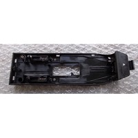 PLASTIKA MED SEDEZI BREZ NASLONJALA ROK OEM N.  ORIGINAL REZERVNI DEL BMW SERIE 3 BER/SW/COUPE/CABRIO E90/E91/E92/E93 LCI R (2009 - 2012) DIESEL LETNIK 2009