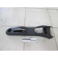 PLASTIKA MED SEDEZI BREZ NASLONJALA ROK OEM N. 8200475735 ORIGINAL REZERVNI DEL RENAULT CLIO BR0//1 CR0/1 KR0/1 MK3 (2005 - 05/2009) DIESEL LETNIK 2006