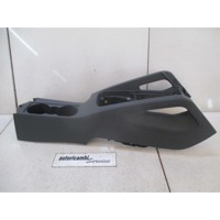 PLASTIKA MED SEDEZI BREZ NASLONJALA ROK OEM N. 1K0863243 ORIGINAL REZERVNI DEL VOLKSWAGEN GOLF V 1K1 1K5 MK5 BER/SW (02/2004-11/2008) DIESEL LETNIK 2004