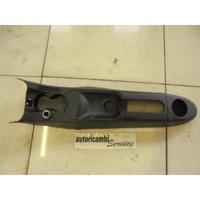 PLASTIKA MED SEDEZI BREZ NASLONJALA ROK OEM N. 735324339 ORIGINAL REZERVNI DEL LANCIA Y YPSILON 843 R (2006 - 2011) BENZINA LETNIK 2007