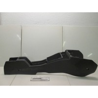 PLASTIKA MED SEDEZI BREZ NASLONJALA ROK OEM N. 331985437 ORIGINAL REZERVNI DEL OPEL ASTRA H A04 L48,L08,L35,L67 5P/3P/SW (2004 - 2007) DIESEL LETNIK 2006