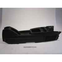 PLASTIKA MED SEDEZI BREZ NASLONJALA ROK OEM N. 13124048 ORIGINAL REZERVNI DEL OPEL MERIVA A X03 (2003 - 2006) BENZINA LETNIK 2006