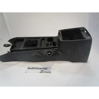PLASTIKA MED SEDEZI BREZ NASLONJALA ROK OEM N. 84610-3E000 ORIGINAL REZERVNI DEL KIA SORENTO JC MK1 (2002 - 2009) DIESEL LETNIK 2003