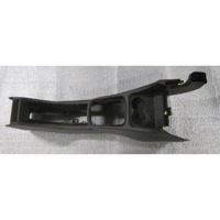 PLASTIKA MED SEDEZI BREZ NASLONJALA ROK OEM N. 9118976 ORIGINAL REZERVNI DEL OPEL ZAFIRA A T98 (1999 - 2005) DIESEL LETNIK 2003