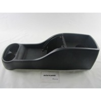 PLASTIKA MED SEDEZI BREZ NASLONJALA ROK OEM N. 735451999 ORIGINAL REZERVNI DEL LANCIA MUSA 350 R (09/2007 - 8/2013) BENZINA/GPL LETNIK 2010