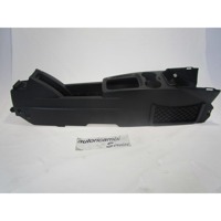 PLASTIKA MED SEDEZI BREZ NASLONJALA ROK OEM N. 13240538 13249737 ORIGINAL REZERVNI DEL OPEL MERIVA A X03 R (2006 - 2010) BENZINA LETNIK 2008