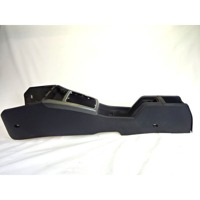 PLASTIKA MED SEDEZI BREZ NASLONJALA ROK OEM N. 55557294 ORIGINAL REZERVNI DEL OPEL ASTRA H A04 L48,L08,L35,L67 5P/3P/SW (2004 - 2007) DIESEL LETNIK 2005