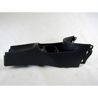 PLASTIKA MED SEDEZI BREZ NASLONJALA ROK OEM N. 735429498 ORIGINAL REZERVNI DEL FIAT 500 CINQUECENTO 312 MK3 (2007 - 2015) BENZINA LETNIK 2010