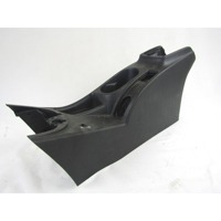 PLASTIKA MED SEDEZI BREZ NASLONJALA ROK OEM N. 735431162 ORIGINAL REZERVNI DEL FIAT BRAVO 198 (02/2007 - 2010) BENZINA/GPL LETNIK 2009