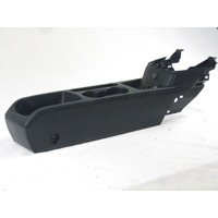 PLASTIKA MED SEDEZI BREZ NASLONJALA ROK OEM N. 0526-1007926-01 ORIGINAL REZERVNI DEL FORD FIESTA CB1 CNN MK6 (09/2008 - 11/2012) BENZINA/GPL LETNIK 2010