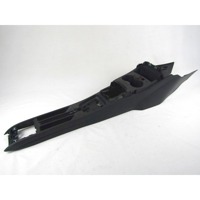 PLASTIKA MED SEDEZI BREZ NASLONJALA ROK OEM N. 6R0863241AF ORIGINAL REZERVNI DEL VOLKSWAGEN POLO 6R1 6C1 R (02/2014 - 2017) BENZINA LETNIK 2015