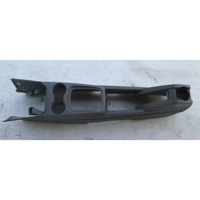 PLASTIKA MED SEDEZI BREZ NASLONJALA ROK OEM N. 5196583 ORIGINAL REZERVNI DEL OPEL MERIVA A X03 (2003 - 2006) BENZINA LETNIK 2004