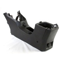 PLASTIKA MED SEDEZI BREZ NASLONJALA ROK OEM N. 94565120 ORIGINAL REZERVNI DEL CHEVROLET CRUZE J300 J305 (2009 - 2019) DIESEL LETNIK 2011