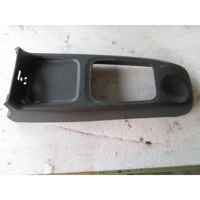 PLASTIKA MED SEDEZI BREZ NASLONJALA ROK OEM N. 90478103 ORIGINAL REZERVNI DEL OPEL TIGRA S93 (1994 - 2001) BENZINA LETNIK 1999