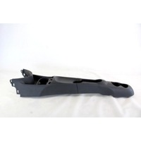 PLASTIKA MED SEDEZI BREZ NASLONJALA ROK OEM N. 735429498 ORIGINAL REZERVNI DEL FIAT 500 CINQUECENTO 312 MK3 (2007 - 2015) BENZINA LETNIK 2008