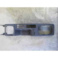 PLASTIKA MED SEDEZI BREZ NASLONJALA ROK OEM N. 1686801550 ORIGINAL REZERVNI DEL MERCEDES CLASSE A W168 V168 R (2001 - 2005) DIESEL LETNIK 2001