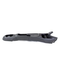 PLASTIKA MED SEDEZI BREZ NASLONJALA ROK OEM N. 735429498 ORIGINAL REZERVNI DEL FIAT 500 CINQUECENTO 312 MK3 (2007 - 2015) BENZINA LETNIK 2008