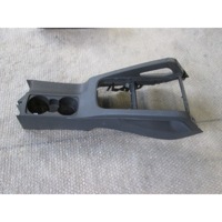 PLASTIKA MED SEDEZI BREZ NASLONJALA ROK OEM N. 1K0863243A ORIGINAL REZERVNI DEL VOLKSWAGEN GOLF V 1K1 1K5 MK5 BER/SW (02/2004-11/2008) DIESEL LETNIK 2004