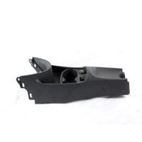 PLASTIKA MED SEDEZI BREZ NASLONJALA ROK OEM N. 735429498 ORIGINAL REZERVNI DEL FIAT 500 CINQUECENTO 312 MK3 (2007 - 2015) BENZINA LETNIK 2010