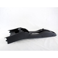 PLASTIKA MED SEDEZI BREZ NASLONJALA ROK OEM N. 8200407985 ORIGINAL REZERVNI DEL RENAULT CLIO BR0//1 CR0/1 KR0/1 MK3 R (05/2009 - 2013) BENZINA LETNIK 2012