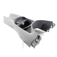 PLASTIKA MED SEDEZI BREZ NASLONJALA ROK OEM N. 735429498 ORIGINAL REZERVNI DEL FIAT 500 CINQUECENTO 312 MK3 (2007 - 2015) BENZINA LETNIK 2010