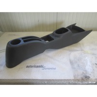 PLASTIKA MED SEDEZI BREZ NASLONJALA ROK OEM N. 5891052020 ORIGINAL REZERVNI DEL TOYOTA YARIS P9 MK2 (01/2006 - 2009) BENZINA LETNIK 2007