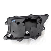 GX73-24766-AC PANNELLO SUPPORTO MECCANISMO ALZA-CRISTALLO PORTA POSTERIORE DESTRA JAGUAR XE X760 2.0 D 132KW AUT 4P (2015) RICAMBIO USATO