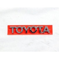 75446-0D040 STEMMA FREGIO LOGO EMBLEMA "TOYOTA" PORTELLONE COFANO POSTERIORE BAULE TOYOTA YARIS P13 1.5 I 55KW AUT 5P (2014) RICAMBIO NUOVO